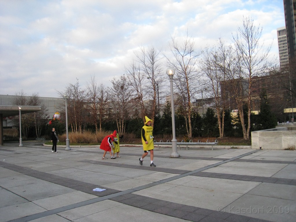 Detroit Turkey Trot 10K 2009 041.jpg - The 2009 Detroit Turkey trot 10K was run on November 29, 2009. A chilly and blustery day. Lots of costumes and racers though, 12400 strong!